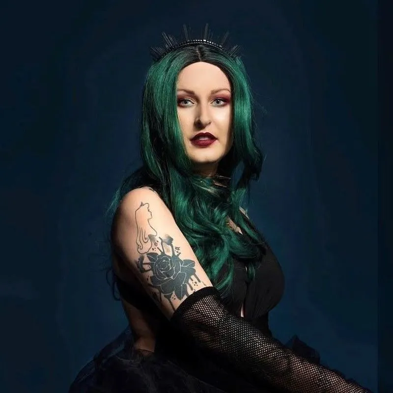 Larissa-Headshot-1920w